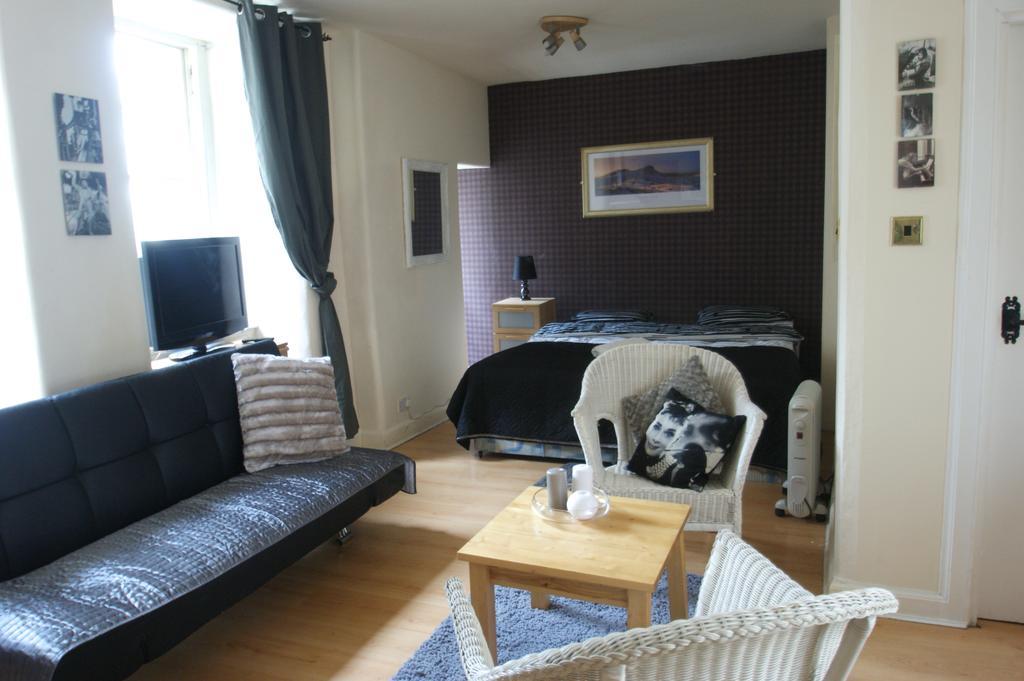 Royal Mile Group Apartments Edinburgh Room photo